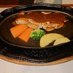 レストランにしかわ - 別添のソースポットに入ったデミグラスソースを、好みの量を掛けていただきます。