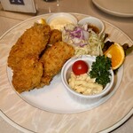 レストランにしかわ - カキフライ @1,380円也。撮す角度を間違えていますね。１番大きなフライで、惣菜の３〜４個分ぐらい、と思うほどデ・カ・い・ッ❗