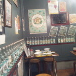 レトロ新橋系　餃子家 - レトロな店内