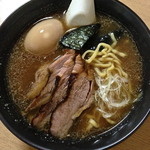 春紀 - らーめん（味玉付）￥750やはり春紀のベースは醤油。３年ほど前に比べると甘味が弱くなったが、日本料理的な手法のスープが絶品！チャーシューが随分小さくなったが３枚なのはやはりお得感。94点。