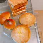 Ｂｒｅａｄ Ｃｒａｆｔ　オオウラ - ミルク食パン、チーズフランス、こしあんパン、クリームパン