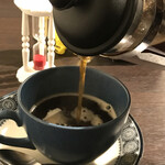 カフェ ボン ボヤージュ - コーヒーを注ぎ入れます