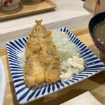 漁師食堂 三河丸 - 炙りいわし丼と三河フライ 1180円
            （ + あさり汁へ変更 400円）
            三河フライアップ