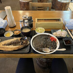 ぷらっと食堂 - ホッキカレー、焼き魚ニシン定食、ほたて刺身