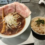 くそオヤジ最後のひとふり - はまぐりラーメン　990円　と　貝めし　220円