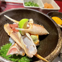 かに・ふぐ専門 蟹吉WEST なんば道頓堀 - 蟹刺は、卵と蟹味噌のタレでいただきます