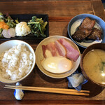 192157083 - まぐろほほ肉の干物定食にベーコンエッグを追加