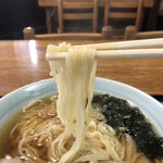 Teuchi Soba Hiranoya - 支店の麺とは異なり、幅が揃った手打ち麺。