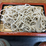 Teuchi Soba Hiranoya - 若干幅広めのそば。硬めの茹で上げと合わさり、よく噛んでいただくタイプ。