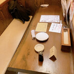 Soba Izakaya Raku - 店内入って、右奥にある半個室なカップルシート