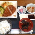 Gohan Dokoro Omenoe - トンカツ定食(880円也) 注文が入ってから肉を叩きパン粉を付け揚げるスタイルみたい♪