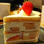 メゾン ド フルージュ - 中の苺と上に乗ってるいちごは品種が異なり、違いを楽しめます