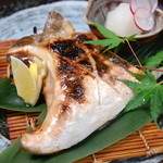 Ginshari Dainingu Kadomoku - 特大サイズの鰤カマ塩焼き
