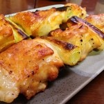 菊仙 - 鳥ねぎま・塩（串焼き）：とにかく、デカいです！そしてジューシーでプリップリな鳥もも♪ずばり、旨い！そして、安い！