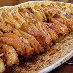 菊仙 - 鳥皮・タレ（串焼き）：120円で、このボリューム満点の串焼き、見た事あります？凄まじいです！カリカリ食感の焼き加減に、香ばしい香り♪最高です！
      