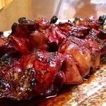 菊仙 - 鳥レバー・タレ（串焼き）：ネットリとした食感に、プリッっとした口当たり！タップリとタレを染み込ませて焼いた鳥レバーは、ボリューム満点です！（レバーのみ2本縛り）
