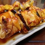 菊仙 - 鳥ねぎま・タレ（串焼き）：塩もオススメだが、タレもオススメ！プリップリな肉質の鳥ももに、タレをタップリと染み込ませた焼鳥は、絶品です！