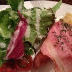 シェ・マリー - ソーセージプレートには沢山の新鮮野菜