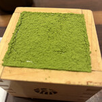マッチャ ハウス 抹茶館 - 枡で提供され、表面は鮮やかな緑色。