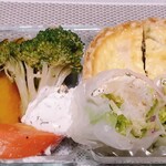 グリーングルメ - 焼き野菜のハーブヨーグルトソース・ほうれん草ベーコンキッシュ・スモークサーモンの生春巻き