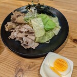 Okkommiyabi - じゃけん 並盛(太麺・辛さ5倍)のトッピング(牛すじ・ゆで卵・海苔) の麺