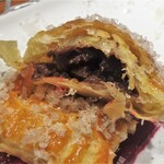 Homarebi - 鴨とチョコレートのパイ　ビーツのソース