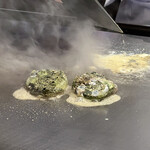 鉄板焼き FEU - 貝殻を蓋に、ガーリックバターを作る。