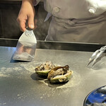 鉄板焼き FEU - 鮑の調理開始