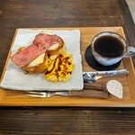 シズク コーヒー ロースター - 料理写真:▪️フレンチトースト・ベーコンチーズエッグ（SET DRINK付き）¥1.300 ［by pop_o］