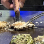 鉄板焼き FEU - 鮑をスライス