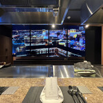 鉄板焼き FEU - 大きなモニターに、ラスベガスの映像