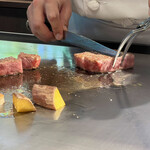 鉄板焼き FEU - 焼きながらカットしてゆく。