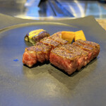 鉄板焼き FEU - 【A 5黒毛和牛サーロイン】レア焼き
      【焼き野菜3種】