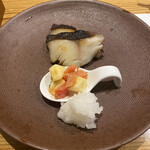 Hachi Souhonten - 銀鱈の西京焼き、大根おろしに付け合わせ