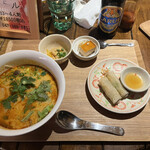サマサマワルン - トムヤンクンの汁そばとベトナム揚げ春巻きセット