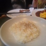 コーキーズハウス - カマンベールチーズのリゾット。テーブルパフォーマンスで、大きなコショウ入れ（ペパーミル）を持って仕上げしてくれる。