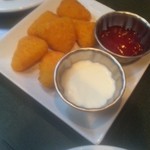 コーキーズハウス - チーズフリットは、2種類のソースでいただける。赤がベリーソースでいかにも香料を使っていそうな味。手前の白いチーズ？ソースにつける方がオススメ。