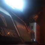 コーキーズハウス - 壁装飾。大きな横文字。奥にボトルのオブジェがかしげています。