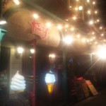 コーキーズハウス - 夜はイルミネーションできららかな入り口。