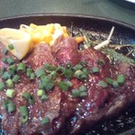 コーキーズハウス - メニューで人気No.３と書いてあった、ビーフステーキ。見ためは素敵だけど、お肉が固い！！