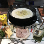 プレス式鶏白湯ラーメン 六角とり乃 - 料理写真:鶏白湯ラーメン　950円(税込)  ※ラーメンに関しては、目の前で、調理してくれました