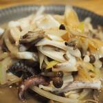 卓 - イカゲソバターその２