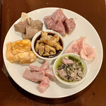 湯島の焼肉屋　ホルモン焼善 - 新鮮ホルモン7種盛 ¥2,400