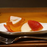 日本料理 幸庵 - 柿とコアントローゼリー、洋梨、苺の盛合せ