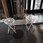 自家製麺 ら～めん かり屋 - 外待ちのイスが