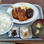 いち川食堂 - お盆がカワイイ。ご飯茶碗がチョット欠けてるところも愛おしい。