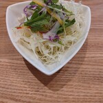 とんかつ成蔵 - キャベツサラダ。このキャベツが旨いんだよね。水にさらしてないし、かといって乾燥もしていない。フワっと口当たり良い細切りは池上 燕楽を彷彿させます。