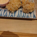 とんかつ成蔵 - 右が白子フライ。左は同行者の牡蠣フライ。