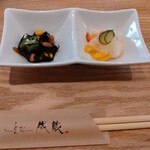 とんかつ成蔵 - 小鉢。ひじき豆＆ピクルス