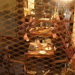 北出食堂 - 下が見えるテーブルは初めて